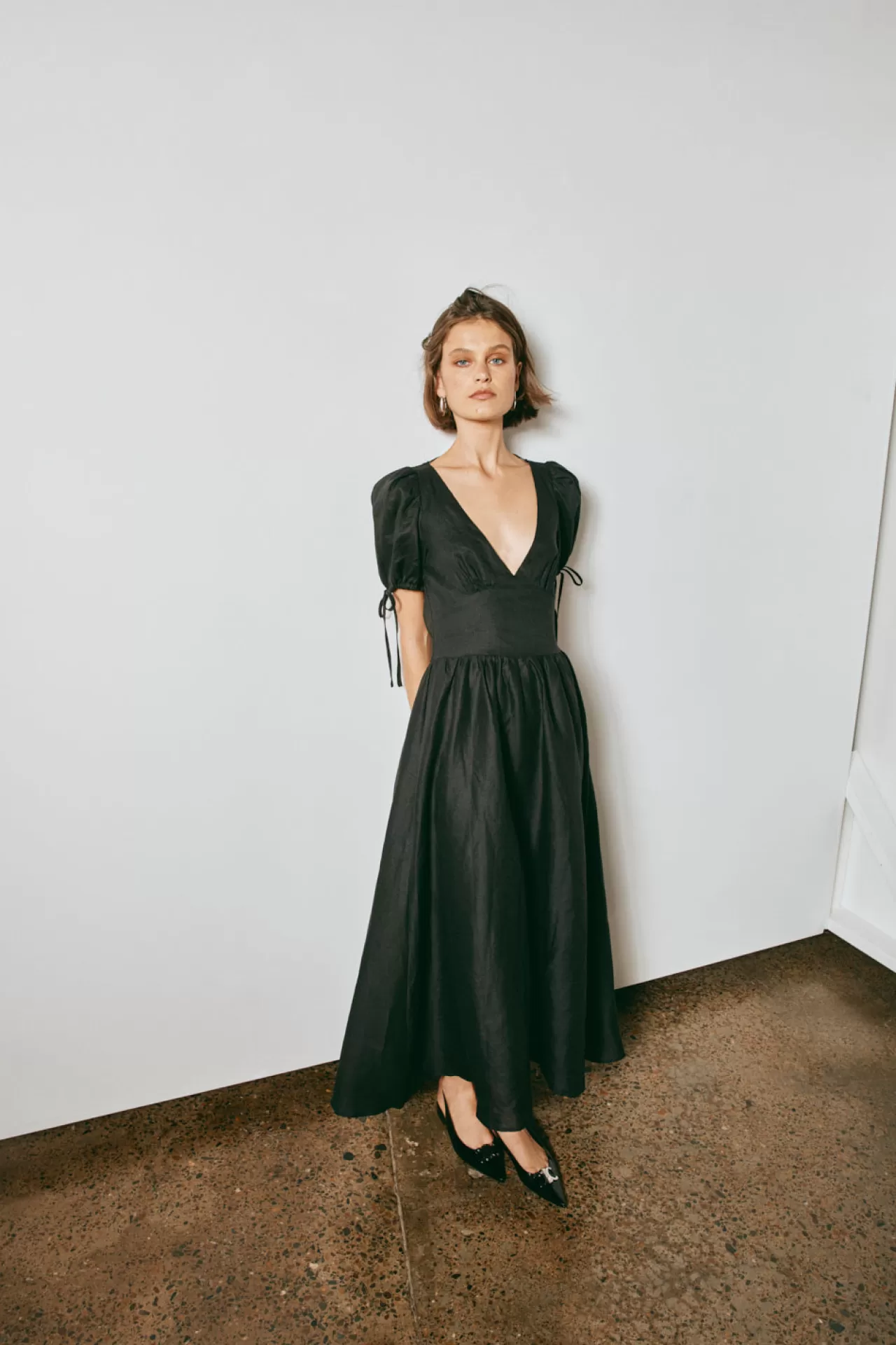 Online VRG GRL Paradiso Linen Midi Dress Black